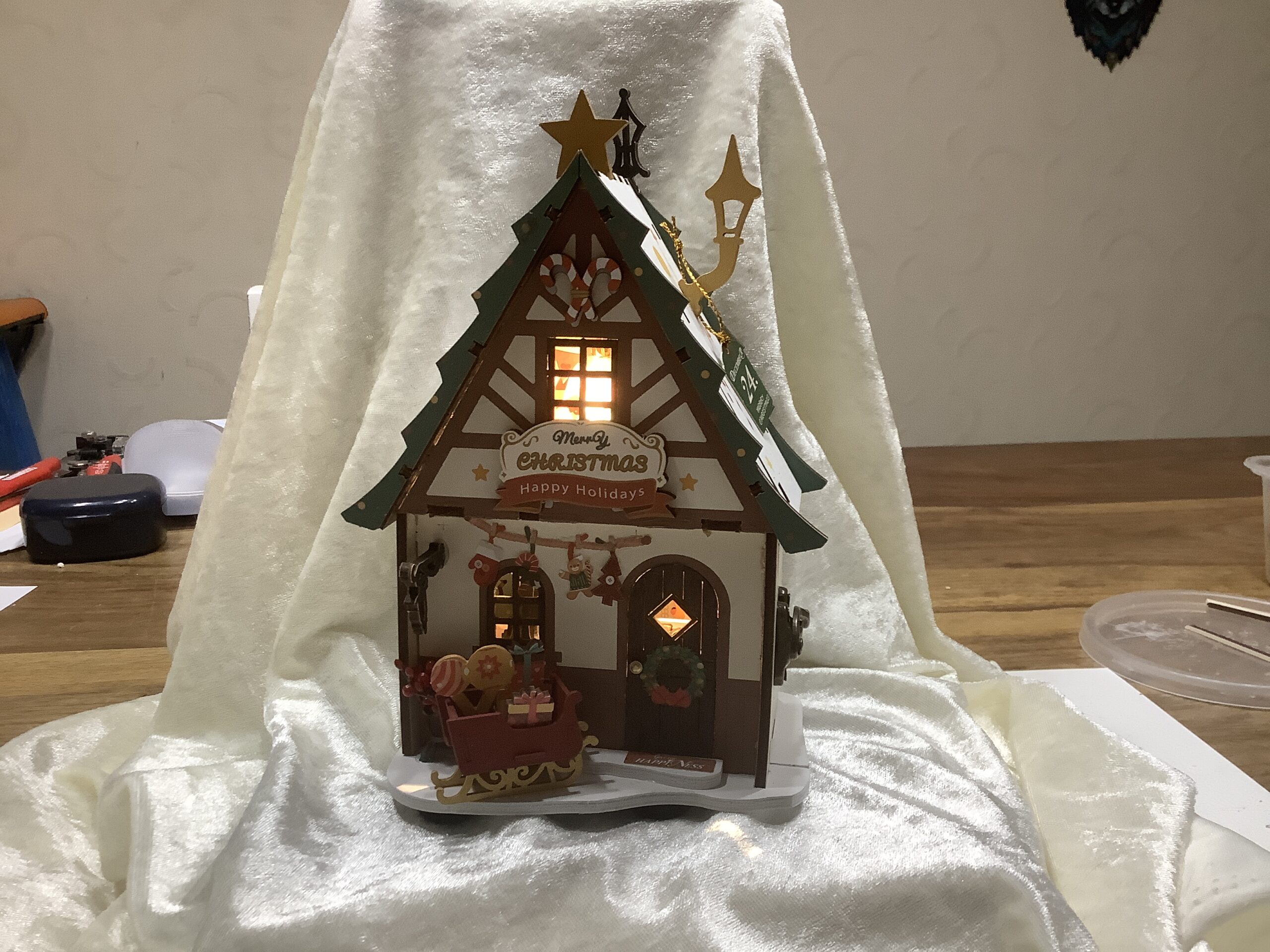 Funkelndes Weihnachtshaus – Ansicht 3